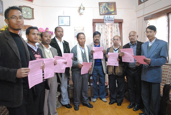 HS Lyngdoh along with his party leaders releasing HSPDP manifesto on Thursday. Pix WT Lyttan